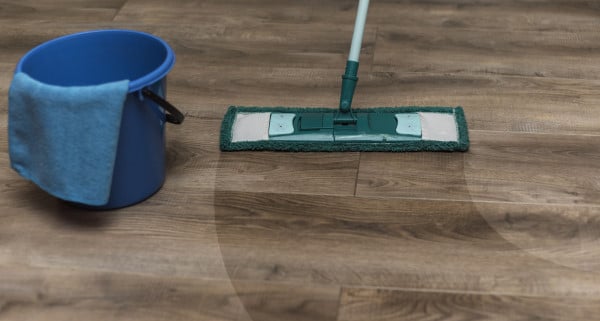 Astuces pour réussir le nettoyage d'un parquet en bois très sale